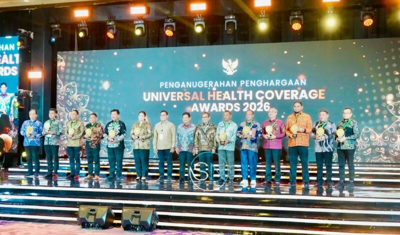 Gambar : Bupati Halsel Bassam Kasuba Terima Penghargaan.