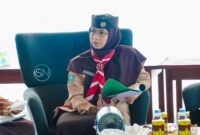 Gambar : Ny. Rifa’at Al Sa’adah Bassam, Ketua Kwartir Cabang Gerakan Pramuka Halmahera Selatan Saat Menyampaikan Arahan.