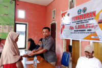 Gambar : Kadis Saketa Idul M. Kiat Serahkan BLT.