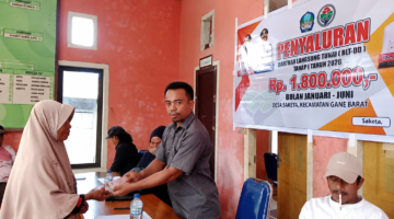 Gambar : Kadis Saketa Idul M. Kiat Serahkan BLT.