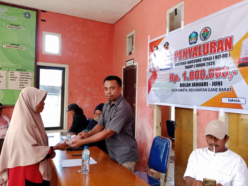 Gambar : Kadis Saketa Idul M. Kiat Serahkan BLT.