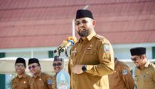 Gambar : Bupati Halsel Bassam Kasuba Pimpin Apel.