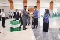 Gambar : Bupati Halsel Serahkan SK 100% PNS.