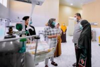 Gambar : Bupati Bassam Kasuba Didampingi Ketua TP PKK Jengguk Bayi Yang Lahir dengan Ususnya di Luar.