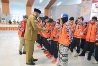 Gambar : Bupati Memberika Uang Partisipasi Atlet Peraih Medali.
