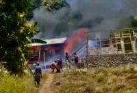 Gambar : Rumah Terbakar di Desa Loleojaya.