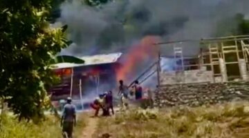 Gambar : Rumah Terbakar di Desa Loleojaya.