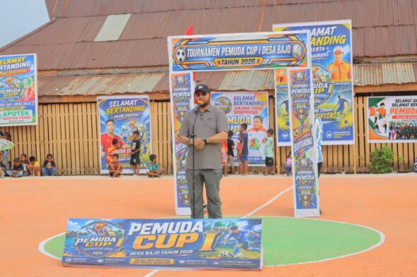 Gambar : Bupati Bassam Kasuba Buka Kegiatan Bola di Kacamatan Kayoa.