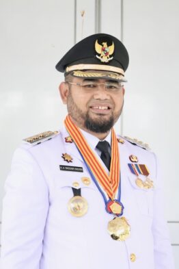 Gambar : Bupati Halsel, Bassam Kasuba Memakai Lencana Melati Pramuka.