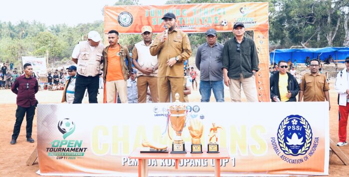 Gambar : Bupati Tutup Turnamen Cup I Joronga.