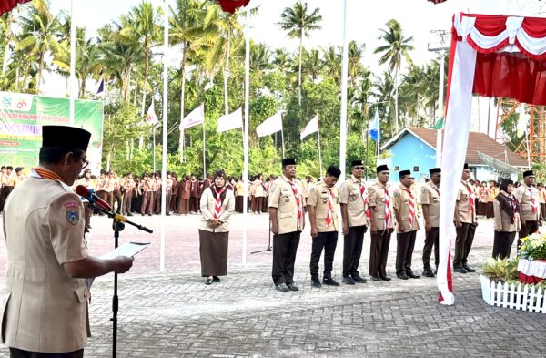 Gambar : Ir. Ikbal Hi. Mustafa ST, MT wakili Mabicab dan Ketua Kearcab Terima Penghargaan.