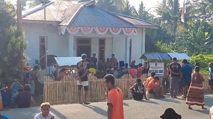Gambar : Warga Desa Tagia Tolak Kades Kembali.