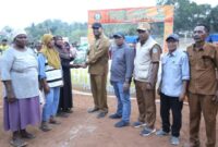 Gambar : Bupati Bassam Saat Serahkan BAntuan Beras.