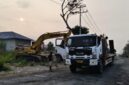 Gambar : Alat Berat dievakuasi di TKP Proyek, Panambuang.