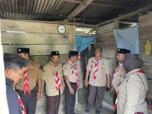 Gambar : Saat Tinjau Rumah Keluarga Kurang Mampu.