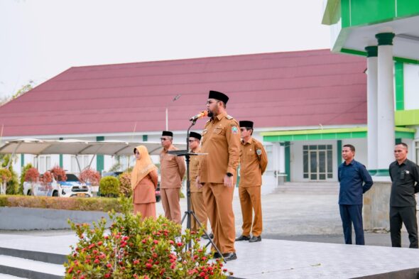 Gambar : Bupati Bassam Pimpin Apel.