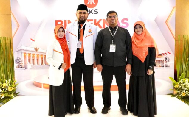 Gambar : Bupati Halsel Bassam Kasuba di dampingi Istri, bersama Anggota DPR RI Alqassam Kasuba dan Istri.